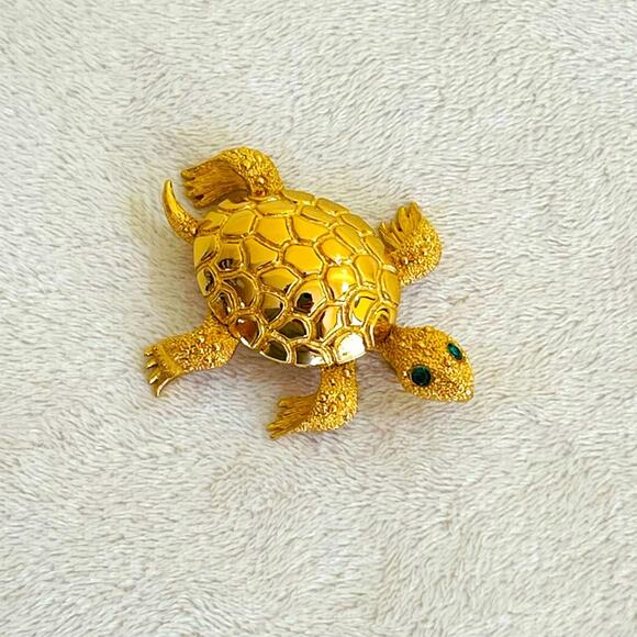 Vtg MONET Gold Tone Turtle Green Rhinestone Eyes Brooch Pin Tortoise - Picture 4 of 10